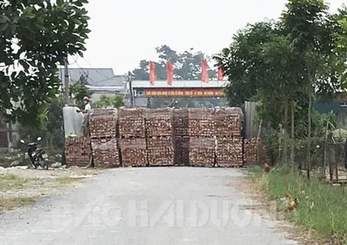 Đường 390E bên Hải Phòng vẫn bị chặn bằng những chồng gạch